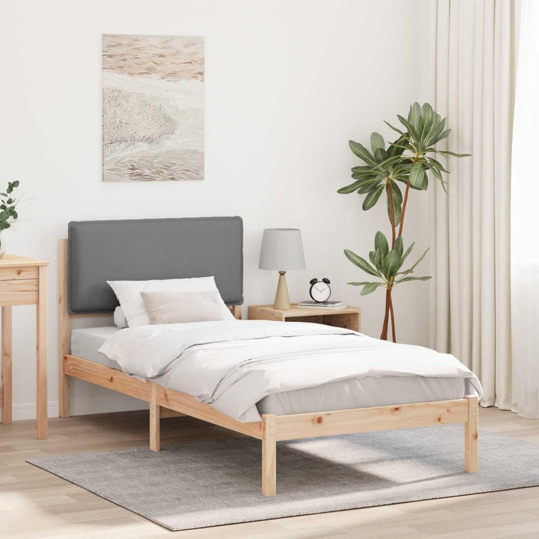 Bett fuer Schlafzimmer mit Kopfteil aus Massivholz hellgrau
